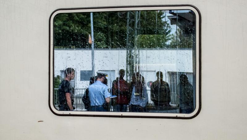 Zwei Bundespolizisten nehmen auf einem Bahnhof in Bayern die Personalien von im Zug aufgegriffenen Flüchtlingen auf. Zwei Bundespolizisten nehmen auf einem Bahnhof in Bayern die Personalien von im Zug aufgegriffenen Flüchtlingen auf.