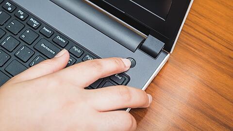 Mit den folgenden Tipps lässt sich an Laptop und PC Strom sparen.
