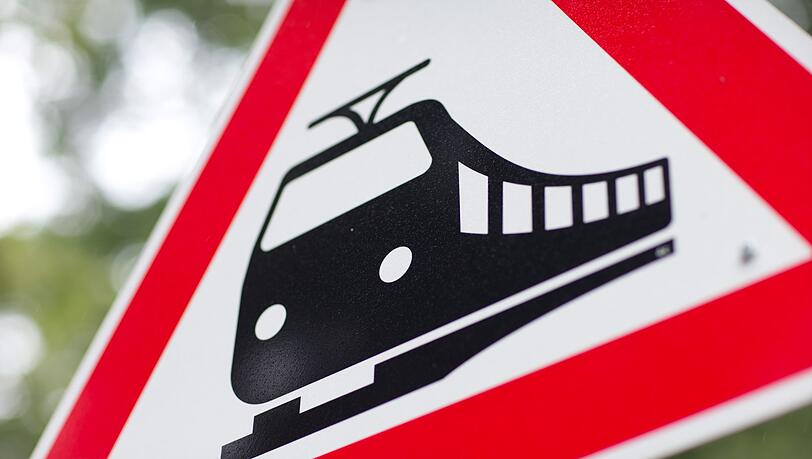An einem unbeschrankten Bahnübergang im Landkreis Coburg ist ein Zug mit einem Auto kollidiert. (Symbolbild)