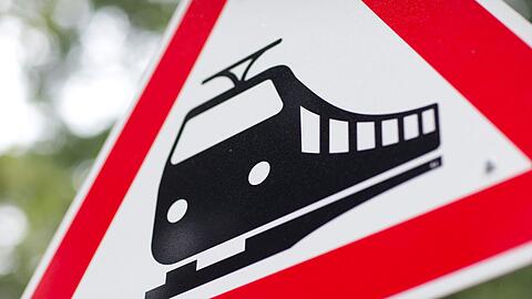 An einem unbeschrankten Bahnübergang im Landkreis Coburg ist ein Zug mit einem Auto kollidiert. (Symbolbild)