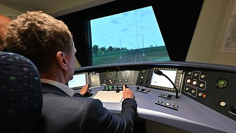 Ein Bahnsimulator für angehende Lokführer der DB Regio in München.