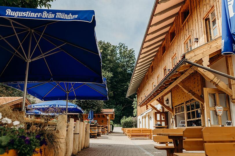 Der Tegernseer Hof in Gmund am Tegernsee besteht aus einem Hotel sowie einem Restaurant mit Biergarten. Der Tegernseer Hof in Gmund am Tegernsee besteht aus einem Hotel sowie einem Restaurant mit Biergarten.
