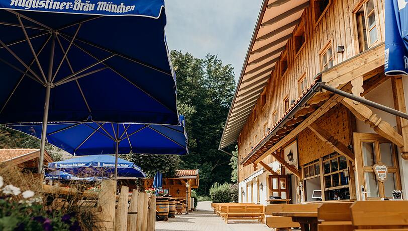 Der Tegernseer Hof in Gmund am Tegernsee besteht aus einem Hotel sowie einem Restaurant mit Biergarten. Der Tegernseer Hof in Gmund am Tegernsee besteht aus einem Hotel sowie einem Restaurant mit Biergarten.
