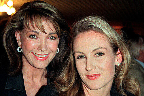 Petra Schürmann mit ihrer Tochter, die 2001 verstarb