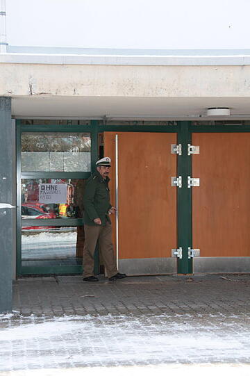 Aufruhr in Grafing: An einem Gymnasium gingen mehrere Bombendrohungen ein. Das Gebäude und die nähere Umgebung wurden am Montagvormittag evakuiert, Polizei und Feuerwehr suchten mit einem Spürhund nach einer möglichen Sprengstoffladung.
