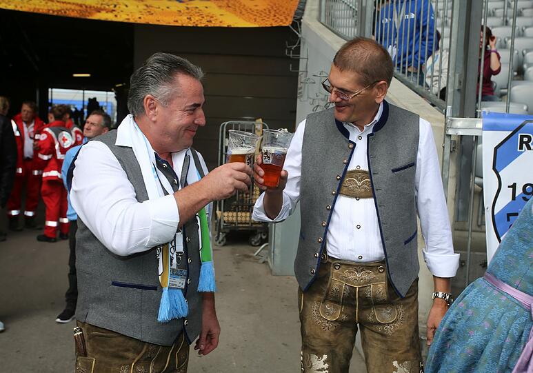 Oktoberfest-Feeling in der Allianz Arena: Der TSV 1860 beim Wiesn-Heimspiel gegen den 1. FC Kaiserslautern.