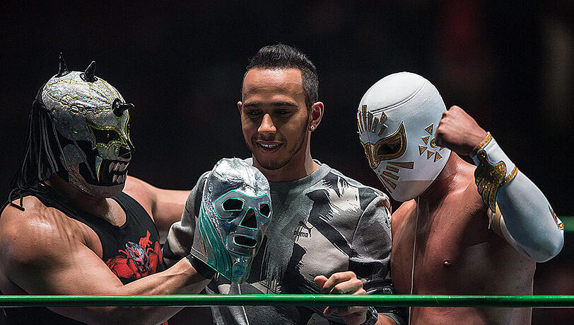 Formel 1-Weltmeister Lewis Hamilton stieg am Mittwoch in Mexikos Hauptstadt in den Wrestling-Ring. Formel 1-Weltmeister Lewis Hamilton stieg am Mittwoch in Mexikos Hauptstadt in den Wrestling-Ring.
