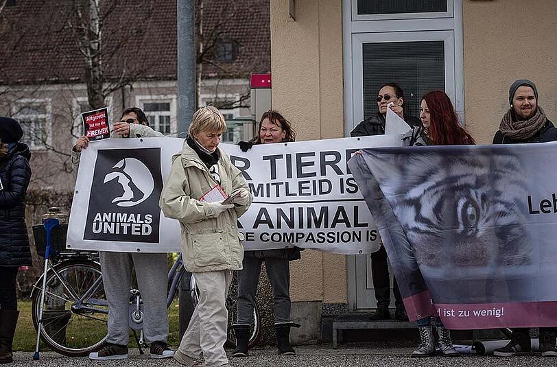 Zuvor demonstrierten mehrere Aktivisten von "Animals United" in Plattling.