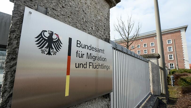 Das Bundesamt für Migration und Flüchtlinge soll Fälschungen von Pässen übersehen haben. Das Bundesamt für Migration und Flüchtlinge soll Fälschungen von Pässen übersehen haben.