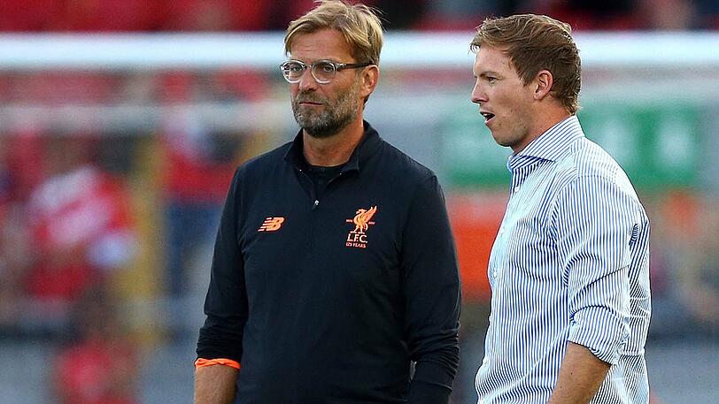 Liverpools Trainer Jürgen Klopp (l) und Hoffenheims Trainer Julian Nagelsmann.