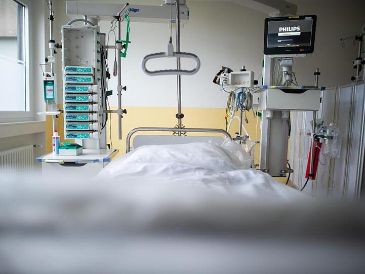 Ein leeres Krankenbett steht auf einer Intensivstation. Foto: Jonas Güttler/dpa/Archivbild