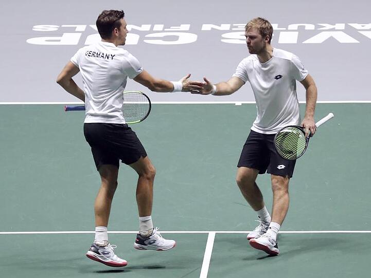 "Bei Tinder." Tennisspieler Kevin Krawietz (r) im Scherz auf die Frage, wie er und sein Doppelpartner Andreas Mies sich kennengelernt haben.
