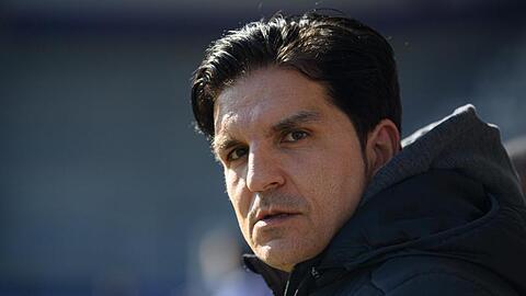 Hannovers Trainer Kenan Kocak kommt vor Beginn des Spiels in das Stadion.