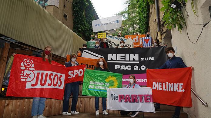 Von den Jusos bis zu den Löwenfans demonstrieren verschiedene Parteien und Organisationen gegen das Polizeiaufgabengesetz.