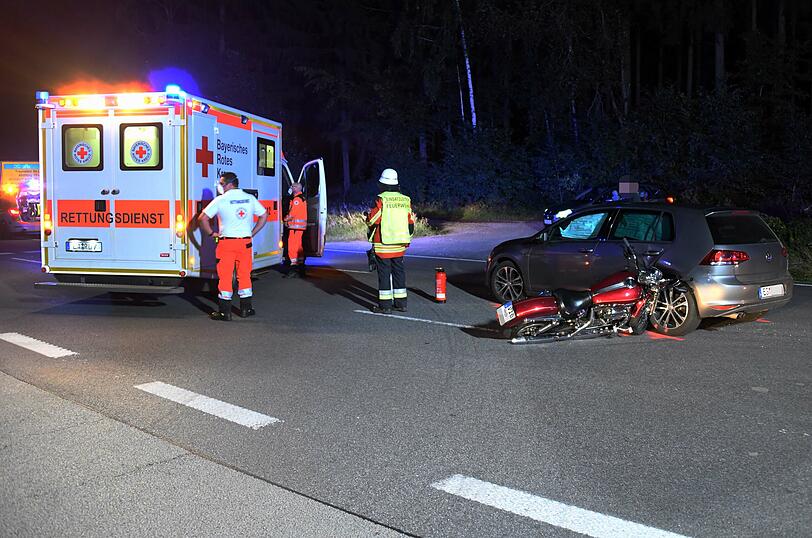 Bei einem Verkehrsunfall auf der B388  nahe Aich hat eine Autofahrerin einem Motorradfahrer die Vorfahrt genommen.
