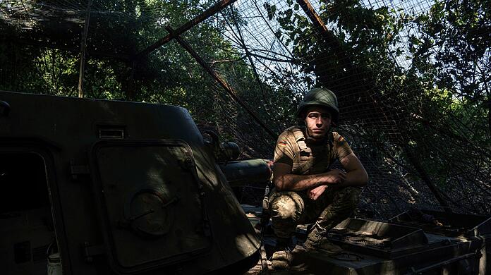 Ein ukrainischer Soldat an der Frontlinie nahe Awdijiwka.