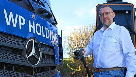 Mike Henniger leitet den Fuhrpark der WP Spedition in Zwickau. Seit einigen Jahren setzt er auch auf Elektro-Lkw. Geladen werden die Akkus vorrangig auf dem eigenen Firmengel&auml;nde.