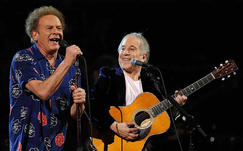 Einer der letzten Auftritte der beiden Streith&auml;hne: Art Garfunkel (links) und Paul Simon traten 2009 gemeinsam auf. Inzwischen sollen sich die beiden Musiker ausgesprochen haben, wie Garfunkel in einem Interview erz&auml;hlte.