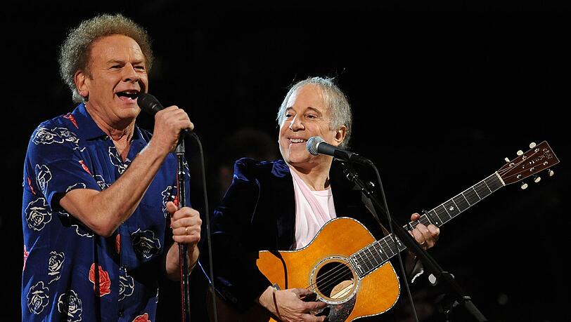 Einer der letzten Auftritte der beiden Streith&auml;hne: Art Garfunkel (links) und Paul Simon traten 2009 gemeinsam auf. Inzwischen sollen sich die beiden Musiker ausgesprochen haben, wie Garfunkel in einem Interview erz&auml;hlte.