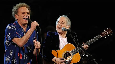 Einer der letzten Auftritte der beiden Streith&auml;hne: Art Garfunkel (links) und Paul Simon traten 2009 gemeinsam auf. Inzwischen sollen sich die beiden Musiker ausgesprochen haben, wie Garfunkel in einem Interview erz&auml;hlte.