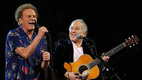 Einer der letzten Auftritte der beiden Streith&auml;hne: Art Garfunkel (links) und Paul Simon traten 2009 gemeinsam auf. Inzwischen sollen sich die beiden Musiker ausgesprochen haben, wie Garfunkel in einem Interview erz&auml;hlte.