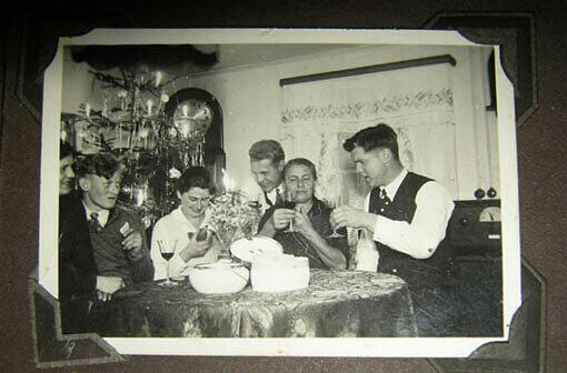 Weihnachten 1958: Der Papa von Ursula Paus, der Lebensgefährtin von Klaus Bichlmeier, hat dieses Foto mit Blitzlichtapparat geschossen - damals noch was ganz Besonderes. Paus' Weihnachtsgeschichte gibt es in der AZ-Print-Ausgabe vom Wochenende.