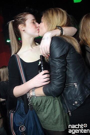 Und die Nachtgalerie verwandelte sich zur größten Studentenbude der Stadt. Da hieß es nochmal so richtig die Sau rauslassen, bevor das Semester wieder losgeht: Die "Semester Feier Starter". Alle Bilder von dieser Party auf www.nachtagenten.de