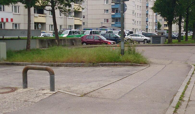 Einsatz im Römerhofweg: Mannschaftswagen der Polizei parken in Garching.