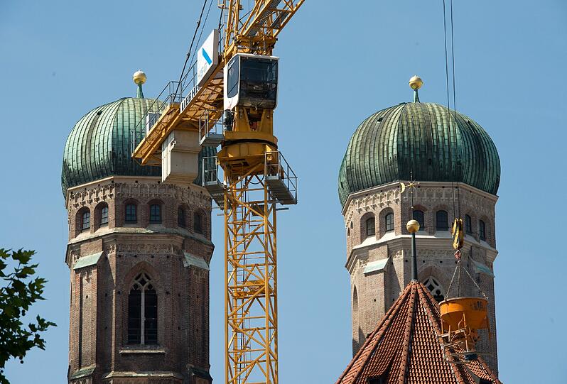 Baukräne über München: Die SPD will bauen - und zwar schnell.