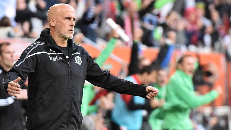 Michael Frontzeck, Trainer von Hannover 96, ist als ehemaliger Nationalspieler schockiert von den Vorgängen beim DFB. Michael Frontzeck, Trainer von Hannover 96, ist als ehemaliger Nationalspieler schockiert von den Vorgängen beim DFB.