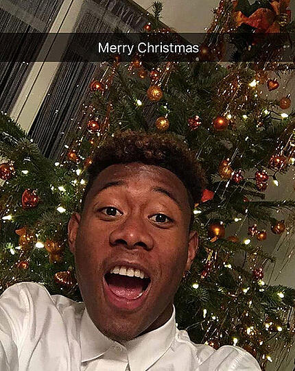 Bei David Alaba wird noch klassisch gefeiert: mit viel Lametta am Christbaum. Auf Instagram wünscht er allen eine tolle Zeit und ein gesegnetes Weihnachtsfest.