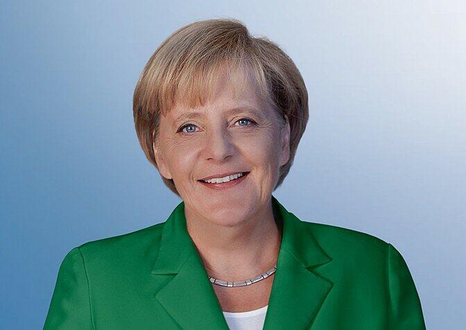Wie stark wurde hier mit der Bildbearbeitung nachgeholfen? Die Kanzlerin wirkt doch arg wachsartig "geglättet"...