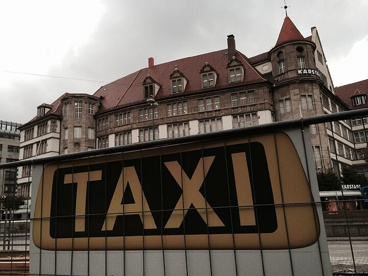 Vor dem Haupteingang sind normalerweise Taxistände.