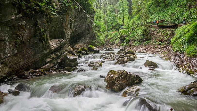 Was toll ist an einem Ausflug in die Breitachklamm: Egal ob es regnet oder die Sonne von oben brennt, diesen Rundweg kann man immer machen. Was toll ist an einem Ausflug in die Breitachklamm: Egal ob es regnet oder die Sonne von oben brennt, diesen Rundweg kann man immer machen.