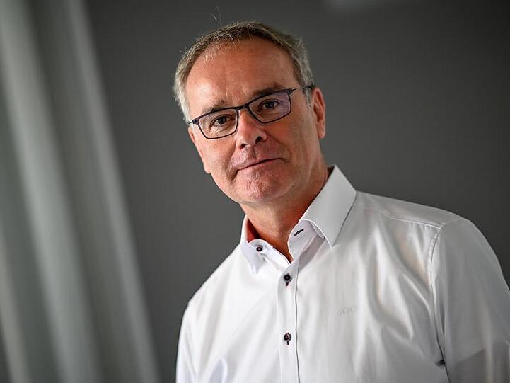 "Die Politik muss für die Jahre 2021 und 2022 nachbessern, es geht um eine Summe in Milliardenhöhe. Sonst drohen Investitionen der Städte wegzubrechen", sagt Helmut Dedy.