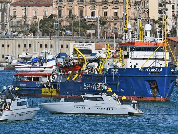 Im Hafen von Catania festgehalten: die "Sea-Watch 3". Die Menschenrechtskommissarin des Europarats kritisierte die italienischen Hafensperren für Rettungsschiffe scharf.