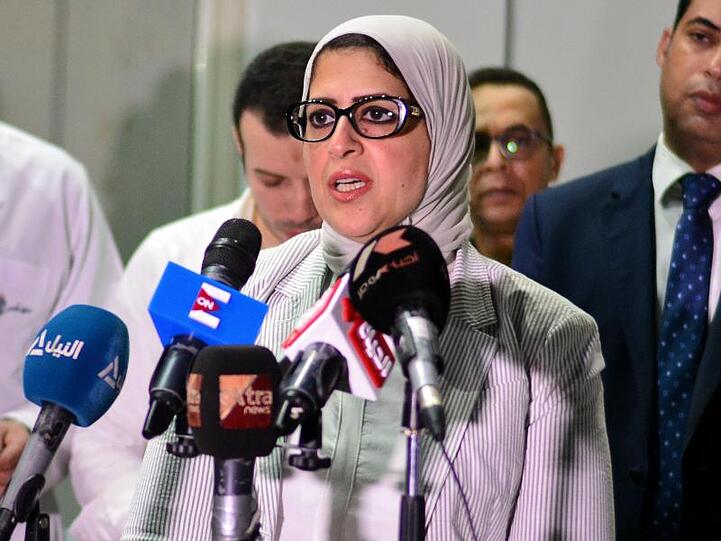 Hala Zayed, Gesundheitsministerin von Ägypten, informiert nach der Explosion in der Nähe des Krebsforschungsinstituts die Presse.
