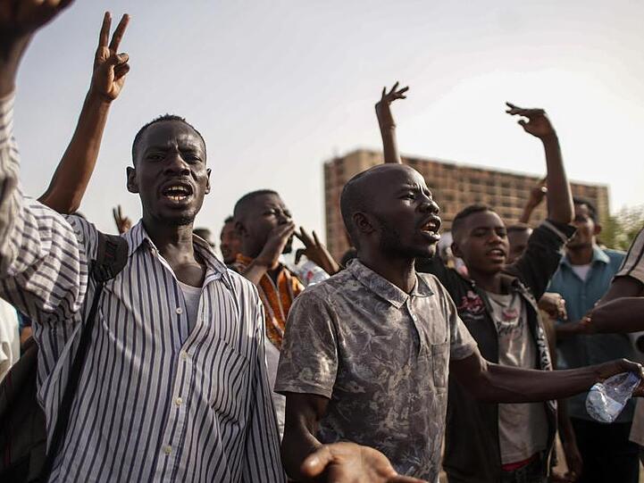 Sudanesen demonstrieren in der Hauptstadt Khartum für die Bildung einer Zivilregierung.