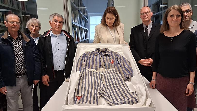 Marc Schroeder (3. v. links) hat der KZ-Gedenkstätte in Dachau die Häftlingskleidung seines Großvaters übergeben.
