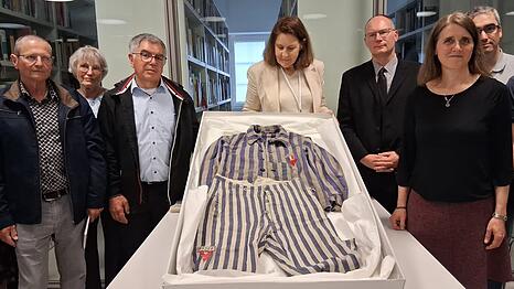 Marc Schroeder (3. v. links) hat der KZ-Gedenkstätte in Dachau die Häftlingskleidung seines Großvaters übergeben.