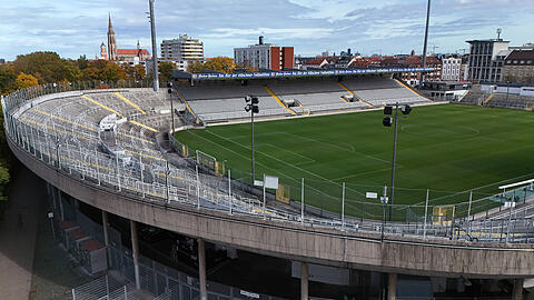 Hier im Bild das St&auml;dtische Stadion an der Gr&uuml;nwalder Strasse, Gr&uuml;nwalder Stadion, Heimspielst&auml;tte u.a. des TSV 1860 M&uuml;nchen und des FC Bayern M&uuml;nchen Amateure in Giesing an der Gr&uuml;nwalder Strasse in M&uuml;nchen, Fussballstadion ,hier die Westkurve *** Here in the picture the municipal stadium on Gr&uuml;nwalder Strasse, Gr&uuml;nwalder Stadion, home ground of TSV 1860 Munich and FC Bayern Munich Amateurs in Giesing on Gr&uuml;nwalder Strasse in Munich, football stadium, here the West Curve