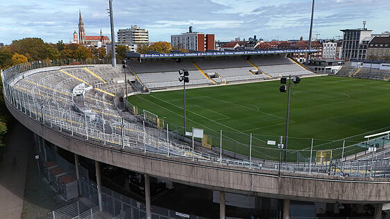 Hier im Bild das St&auml;dtische Stadion an der Gr&uuml;nwalder Strasse, Gr&uuml;nwalder Stadion, Heimspielst&auml;tte u.a. des TSV 1860 M&uuml;nchen und des FC Bayern M&uuml;nchen Amateure in Giesing an der Gr&uuml;nwalder Strasse in M&uuml;nchen, Fussballstadion ,hier die Westkurve *** Here in the picture the municipal stadium on Gr&uuml;nwalder Strasse, Gr&uuml;nwalder Stadion, home ground of TSV 1860 Munich and FC Bayern Munich Amateurs in Giesing on Gr&uuml;nwalder Strasse in Munich, football stadium, here the West Curve