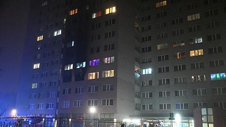 Bei einem Feuer in einem Hochhaus ist ein Kind gestorben.