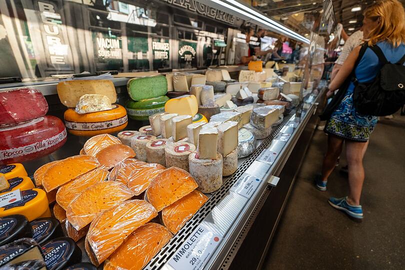 Käse als gesund zu bezeichnen, wäre also eine ziemliche Beschönigung. Dennoch gibt es bei den rund 3.000 Sorten große Unterschiede: Fett-, Salz-, Kalorien- und Nährstoffgehalt variieren bei Camembert, Mozzarella, Emmentaler, Ziegenkäse & Co. deutlich. Für welchen Käse sollten sich gesundheitsbewusste Feinschmecker am besten entscheiden? Käse als gesund zu bezeichnen, wäre also eine ziemliche Beschönigung. Dennoch gibt es bei den rund 3.000 Sorten große Unterschiede: Fett-, Salz-, Kalorien- und Nährstoffgehalt variieren bei Camembert, Mozzarella, Emmentaler, Ziegenkäse & Co. deutlich. Für welchen Käse sollten sich gesundheitsbewusste Feinschmecker am besten entscheiden?