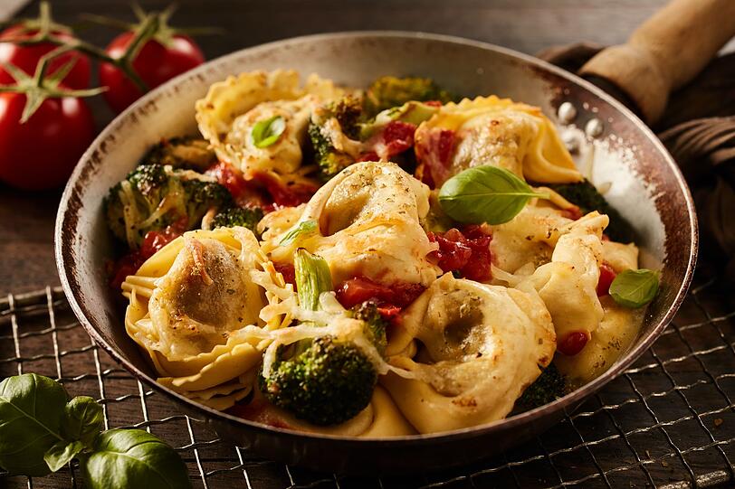Auf TikTok trägt das Gericht den Namen One-Pot-"Marry Me"-Tortelloni. Das Topfgericht ist anscheinend so schmackhaft, dass einem glatt ein Heiratsantrag für den Koch oder die Köchin über die Lippen kommen könnte. Für die Zubereitung erhitzen Sie einen Esslöffel Olivenöl und dünsten eine fein gewürfelte Zwiebel sowie zwei gehackte Knoblauchzehen darin an. Geben Sie anschließend 100 Gramm in Streifen geschnittene, getrocknete Tomaten hinzu. Auf TikTok trägt das Gericht den Namen One-Pot-"Marry Me"-Tortelloni. Das Topfgericht ist anscheinend so schmackhaft, dass einem glatt ein Heiratsantrag für den Koch oder die Köchin über die Lippen kommen könnte. Für die Zubereitung erhitzen Sie einen Esslöffel Olivenöl und dünsten eine fein gewürfelte Zwiebel sowie zwei gehackte Knoblauchzehen darin an. Geben Sie anschließend 100 Gramm in Streifen geschnittene, getrocknete Tomaten hinzu.