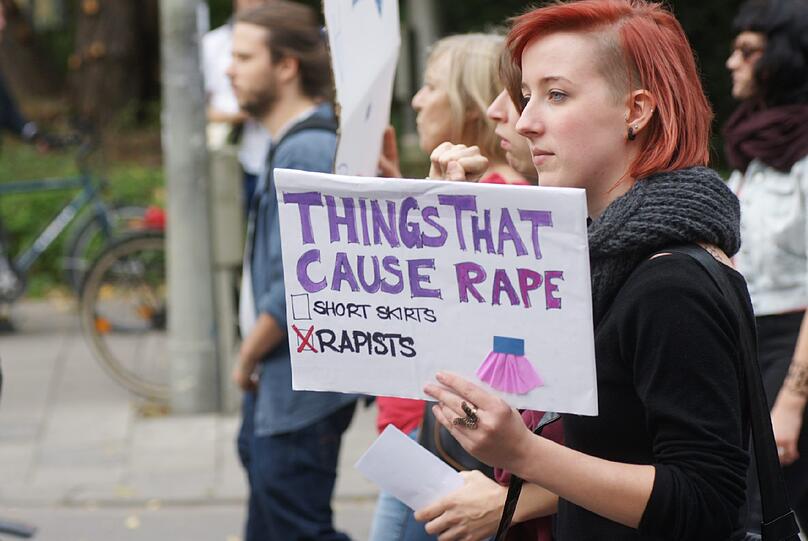 Beim Slutwalk in München haben heute rund 200 Menschen unter dem Motto "Nein heißt Nein" gegen Diskriminierung und Sexismus demonstriert. Sie stellen sich damit gegen sexualisierte Gewalt sowie gegen Vergewaltigungsmythen und -verharmlosungen.