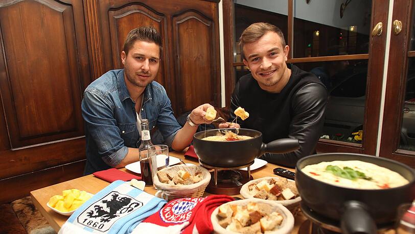 Xherdan Shaqiri vom FC Bayern München (r.) und Markus Steinhöfer vom TSV 1860 München beim Käsefondue-Essen in der Gärtnerplatz Alm. Xherdan Shaqiri vom FC Bayern München (r.) und Markus Steinhöfer vom TSV 1860 München beim Käsefondue-Essen in der Gärtnerplatz Alm.