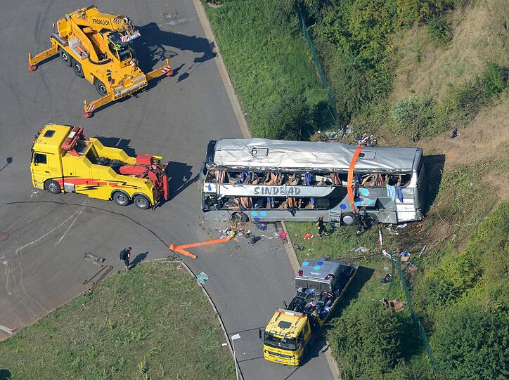 Den Helfern bietet sich ein schrecklicher Anblick. In der Nacht zum Samstag sind bei einem schweren Busunglück mindestens neun Menschen ums Leben gekommen und viele schwer verletzt. Die Bilder!