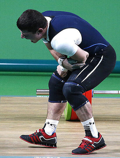Wieder schlimme Bilder aus Rio: Gewichtheber Andranik Karapetyan kugelt sich den Ellenbogen aus.
