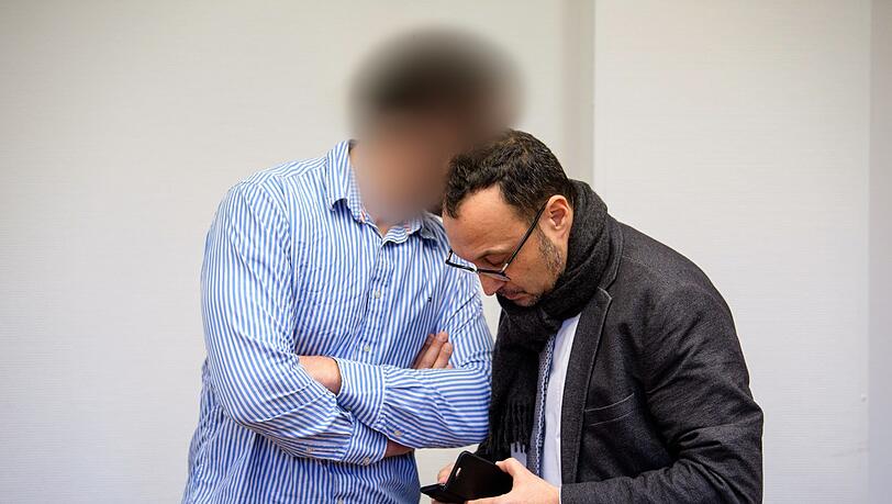 Der Angeklagte (links) vor Prozess-Beginn mit seinem Rechtsanwalt im Münchner Landgericht Der Angeklagte (links) vor Prozess-Beginn mit seinem Rechtsanwalt im Münchner Landgericht